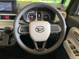 インテリアに合わせたデザインのステアリングは、運転される方のことも考え、運転しやすい形状、大きさです。是非一度、実際に触ってお確かめください。