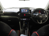 インパネはナビ取付部が運転席側にシフトしたドライバーファーストのデザインです。