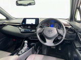 運転席まわりです。 各操作スイッチは使いやすい位置に配置されてます。