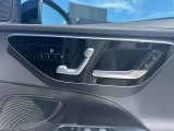 【メモリー付きパワーシート】3名までのシートポジションを記憶できるパワーシート!運転席のみ、ドアミラー・ステアリング位置も記憶可能です。高速道路などでの、運転交代時などに便利な機能です☆