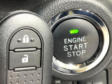 【キーフリーシステム】カバンやポケットに入れたままでもドアの施錠・解錠が可能なスマートキーを装備。エンジンのオン・オフ時もカギを取り出す必要が無いからとっても便利です♪