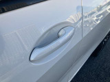 【デザインとの融合】BMWデザイナーが創り出したボディデザインを損なう事のない様に配置とデザインに拘っています。ドアノブについてもBMWの拘りに妥協はありません。