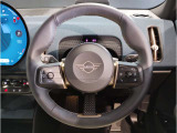 ステアリングに配置しているスイッチで、オーディオのボリュームやラジオの選局が出来ます。ハンドルを離すことなく、快適にオーディオを操作できます。