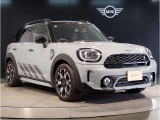 MINIのフロントグリルのデザインはイギリスで生まれた当初から、シルバーのサイドバーが折り重なった伝統的なデザインで御座います。その伝統はBMWのお車になってからでも少しずつ形を変えて守られております
