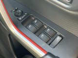 運転席ドアのウインドウ操作スイッチです。すべてのウインドウの開閉操作が可能です。また、ドアミラーはオート開閉なので、ドアロックで自動で閉じ、エンジンスタートで自動で開きます。
