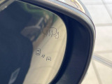 【ブラインドスポットモニター】走行中、ドアミラーの死角になりやすい箇所に後続車が接近するとサイドミラー付近に警告を表示、ドライバーに注意喚起をしてくれます。