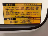 見た目が大事!な外装はぴかっとキレイに磨いており、経年のくすみもよみがえっております。ヘッドライトやドア周辺を磨く際にはマスキングテープを使用して保護しながら丁寧に作業をしております。
