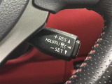【レーダークルーズコントロール】従来のクルコンの機能に加え、先行車に接近すると、安全な車間距離を保ちながら先行車の車速に合わせ追従するシステム。