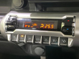 【オートエアコン】一度お好みの温度に設定すれば、車内の温度を検知し風量や温度を自動で調整。暑い&hellip;寒い&hellip;と何度もスイッチ操作をする必要はありません。快適な車内空間には必須の機能ですね♪