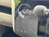 【オートエアコン】一度お好みの温度に設定すれば、車内の温度を検知し風量や温度を自動で調整。暑い&hellip;寒い&hellip;と何度もスイッチ操作をする必要はありません。快適な車内空間には必須の機能ですね♪