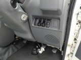 運転席のステアリング下部分には、スピーカーが付いています。