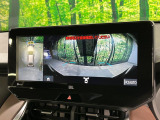【パノラミックビューモニター】専用のカメラにより、上から見下ろしたような視点で360度クルマの周囲を確認することができます☆死角部分も確認しやすく、狭い場所での切り返しや駐車もスムーズに行えます。