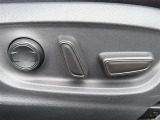 運転する時はドライビングポジションが気になりますよね。パワーシートで座席位置の微調整もしっかりできます。高級感がある装備としても人気があります。