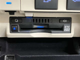 高速道路で便利な【ETC2.0】を装備しています。光ビーコン搭載で渋滞情報などナビゲーションと連動することで機能も充実いたします。他、観光施設に立ち寄るための高速料金割引サービス等もございます。