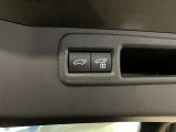 パワーバックドアは荷物の出し入れがしやすい優れものです!スイッチひとつで重いバックドアが締まります!日用品の大量買い出しにも大活躍します!