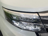 【LEDヘッドライト】悪天候や夜間走行時も良好な視界を確保し安心して運転できる高輝度LEDヘッドライトを装備!点灯速度が早く、消費電力も抑えられています。