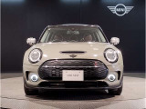 MINIのフロントグリルのデザインはイギリスで生まれた当初から、シルバーのサイドバーが折り重なった伝統的なデザインで御座います。その伝統はBMWのお車になってからでも少しずつ形を変えて守られております