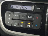 【オートエアコン】一度お好みの温度に設定すれば、車内の温度を検知し風量や温度を自動で調整。暑い&hellip;寒い&hellip;と何度もスイッチ操作をする必要はありません。快適な車内空間には必須の機能ですね♪