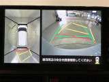 パノラミックビューモニター付きです。車両を上から見たような映像をディスプレイオーディオ画面に表示。運転席からの目視だけでは見にくい、車両周辺の状況をリアルタイムでしっかり確認できます。