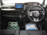 運転にかかわる様々な操作を安全に行えるように視点移動が少なく、操作性に配慮されたスイッチ類が凝縮されたコクピットです。