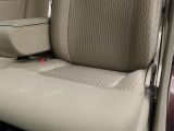 柔らかいシートで、座面が広くてゆったりしています。長時間の運転でも疲れにくいです。