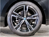 【BMWアロイホイル】軽量かつ強度に拘ったアロイホイル。走行性能ポテンシャルを引き出す設計。車の足元を引き締めてくれる大きなポイントはアロイホイルです。