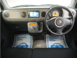 運転にかかわる様々な操作を安全に行えるように視点移動が少なく、操作性に配慮されたスイッチ類が凝縮されたコクピットです。