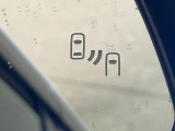 【ブラインドスポットモニター】走行中、ドアミラーの死角になりやすい箇所に後続車が接近するとサイドミラーのレンズに警告を表示!ドライバーに注意喚起をしてくれます。
