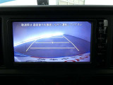 バックガイドモニター付き。車両後方の映像をナビ画面に表示し、駐車などの後退操作をサポートします。