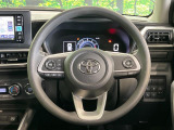 インテリアに合わせたデザインのステアリングは、運転される方のことも考え、運転しやすい形状、大きさです。是非一度、実際に触ってお確かめください。