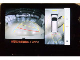 パノラミックビューモニター付きです。車両を上から見たような映像をディスプレイ画面上に表示。運転席からの目視だけでは見にくい、車両周辺の状況をリアルタイムでしっかり確認できます。