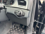 運転席操作部の写真です!席から操作しやすい位置に配置されており、快適な運転の強い味方となってくれます。ぜひ来場して、実際に触ってみてください♪