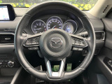 インテリアに合わせたデザインのステアリングは、運転される方のことも考え、運転しやすい形状、大きさです。是非一度、実際に触ってお確かめください。