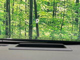 【ヘッドアップディスプレイ】現在の速度や走行情報をデジタル表示で運転席前方のガラスに投影!運転中、目線をずらさず必要な情報を確認できるのでとっても便利で安心!