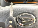【キーレス】少し離れた場所からでもボタン一つでドアの開錠・施錠ができるのでとっても便利!ドアの鍵穴周りに傷をつけることもありません♪