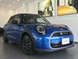 MINIのフロントグリルのデザインはイギリスで生まれた当初から、シルバーのサイドバーが折り重なった伝統的なデザインで御座います。その伝統はBMWのお車になってからでも少しずつ形を変えて守られております