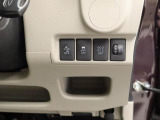 安全装置関連スイッチが運転席正面のインパネ下にあります。