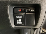 左側電動スライドドアは運転席からでも操作ができるように、ハンドル付近に開閉の操作スイッチが付いています。