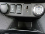 運転席と助手席はシートヒーターで冬は暖かく♪♪USBスロット付きです♪♪