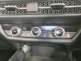 【オートエアコン】一度お好みの温度に設定すれば、車内の温度を検知し風量や温度を自動で調整。暑い&hellip;寒い&hellip;と何度もスイッチ操作をする必要はありません。快適な車内空間には必須の機能ですね♪