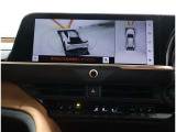 サイドクリアランスビュー表示中に、旋回時の運転操作に合わせて自動で車両を斜め後方から見たような映像を表示。