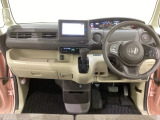 車内は光触媒抗菌消臭施工済です。インパネ周りはスタイリッシュなデザインです。グローブボックスやカップホルダーのほかにトレーなどたくさんの収納スペースが付いています。