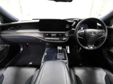 上質で落ち着いた印象のインパネ。視界も広々で運転しやすいです。