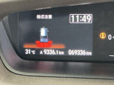 パーキングセンサーシステムは走行中に障害物が迫ると音と表示でお知らせ、低速走行時時の安心感を高めます