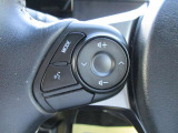 ステアリングリモコン付き。運転中のオーディオ操作が可能なので視線をナビに移したり、ハンドルから手を離さないので危険がなくなり安全です!