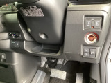左側に高速で便利なETCがあり、また、便利な電動スライドドア、横滑りを防ぐVSAなどのスイッチは、運転席の右側、手の届きやすい位置にあります。