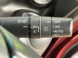 【オートライト】周りの明るさに応じて自動でヘッドライトの点灯・消灯ができる機能です!ライトの付け忘れ・消し忘れなどが無くなり、雨の日や夕方の走行も安心!トンネル通過時も便利ですね♪