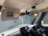 運転席、助手席のサンバイザーはバニティミラー付きです