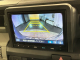リバースギアに入れるだけで後方の表示へ切り替わります。夜間や雨の日の駐車も楽になりますよ。