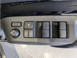 パワーウィンドウのスイッチですよ。 運転席に居ながら窓を開け閉めのコントロールできますよ。 ロック機能で、子供がイタズラして窓を開けるという事も無くなりますよ。